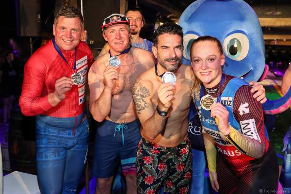 Bob-Olympiasieger Beat Hefti, Big Wave Surfer Andrew Cotton,  Marc Terenzi ind Rennrodel-Weltmeisterin Anna Berreiter zeigen Ihre Sieger Medaillen nach dem Rennen auf Europas größter Speed-Rutsche „Vikingløp" in der Wasserwelt Rulantica des Europa-Park