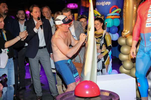 Big Wave Surfer Andrew Cotton signiert ein Board nach dem Rennen auf Europas größter Speed-Rutsche „Vikingløp" in der Wasserwelt Rulantica des Europa-Park