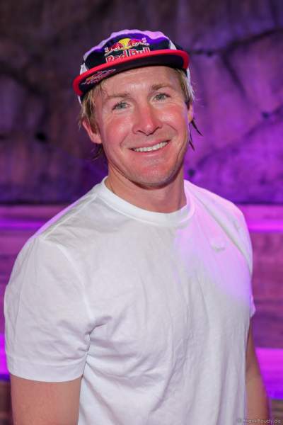 Big Wave Surfer Andrew "Cotty" Cotton bei der Eröffnung von Europas größter Speed-Rutsche „Vikingløp" in der Wasserwelt Rulantica des Europa-Park