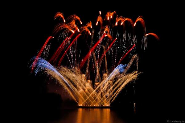 Die Mondscheinsonate mit aufsteigende spanische Gold-Kronen sowie ein Himmel voller goldener Wasserfallbuketts - Feuerwerk bei RHEIN IN FLAMMEN 2023 - Bonn