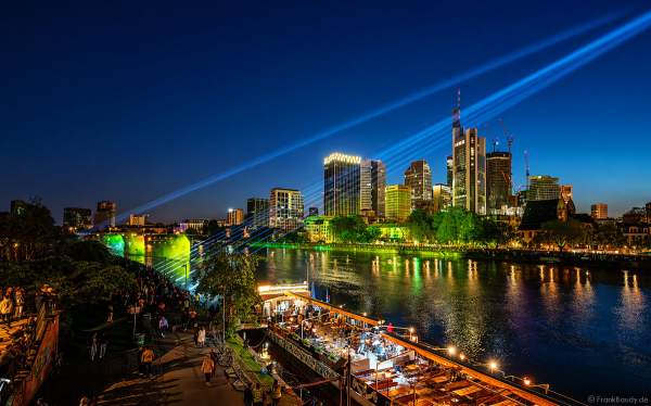 Lichtshow auf dem Main in Frankfurt gegenüber der Skyline beim Paulskirchenfest 2023