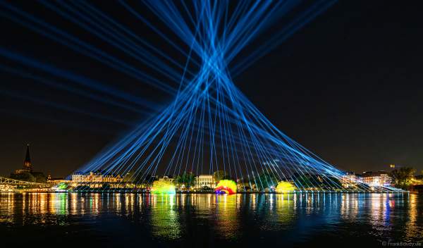 Lichtshow auf dem Main in Frankfurt gegenüber der Skyline beim Paulskirchenfest 2023