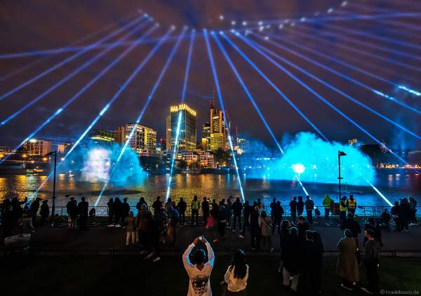 Lichtshow auf dem Main in Frankfurt gegenüber der Skyline beim Paulskirchenfest 2023