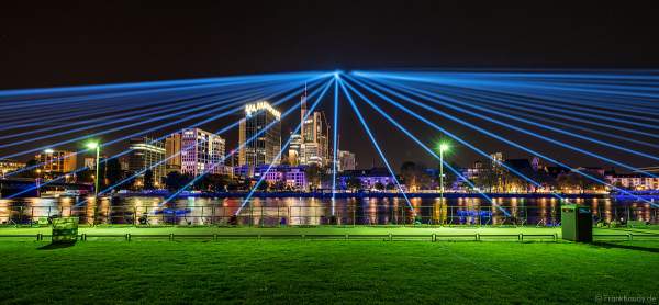 Lichtshow auf dem Main in Frankfurt gegenüber der Skyline beim Paulskirchenfest 2023