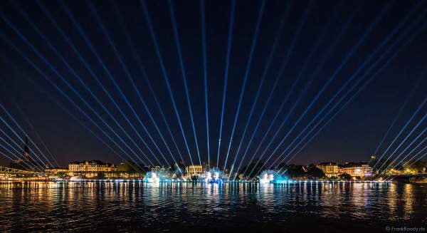 Lichtshow auf dem Main in Frankfurt gegenüber der Skyline beim Paulskirchenfest 2023