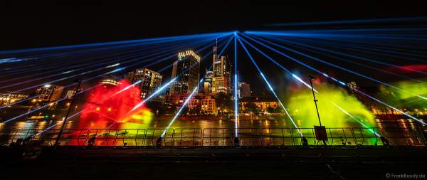 Lichtshow auf dem Main in Frankfurt gegenüber der Skyline beim Paulskirchenfest 2023
