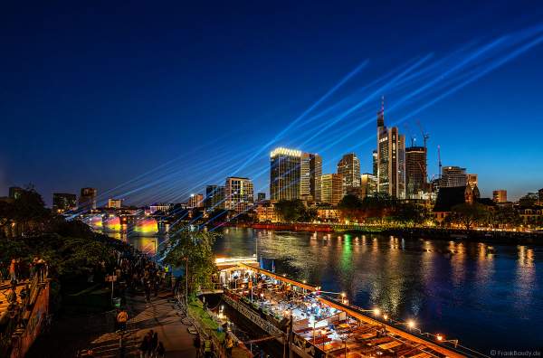 Lichtshow auf dem Main in Frankfurt gegenüber der Skyline beim Paulskirchenfest 2023