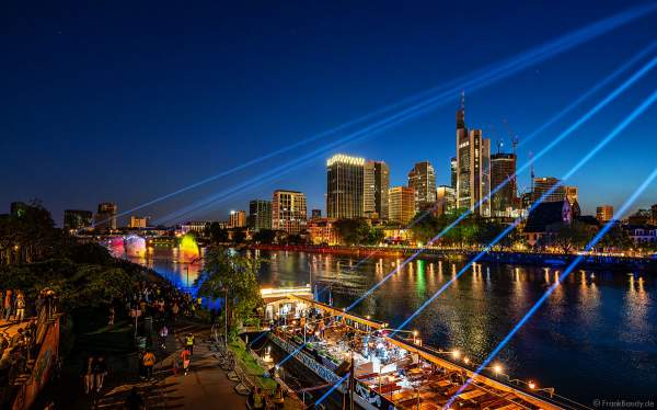 Lichtshow auf dem Main in Frankfurt gegenüber der Skyline beim Paulskirchenfest 2023