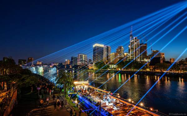 Lichtshow auf dem Main in Frankfurt gegenüber der Skyline beim Paulskirchenfest 2023