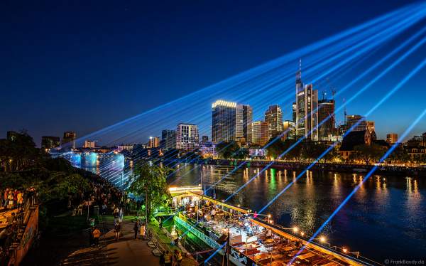 Lichtshow auf dem Main in Frankfurt gegenüber der Skyline beim Paulskirchenfest 2023