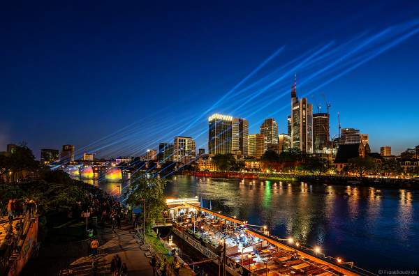 Lichtshow auf dem Main in Frankfurt gegenüber der Skyline beim Paulskirchenfest 2023
