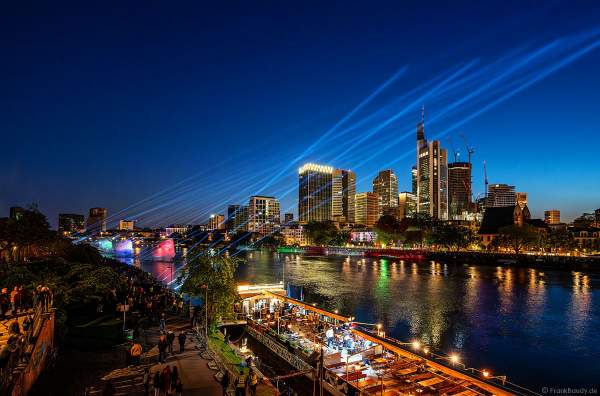 Lichtshow auf dem Main in Frankfurt gegenüber der Skyline beim Paulskirchenfest 2023