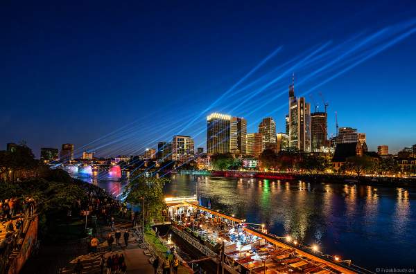 Lichtshow auf dem Main in Frankfurt gegenüber der Skyline beim Paulskirchenfest 2023
