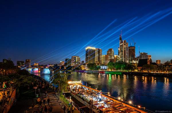 Lichtshow auf dem Main in Frankfurt gegenüber der Skyline beim Paulskirchenfest 2023