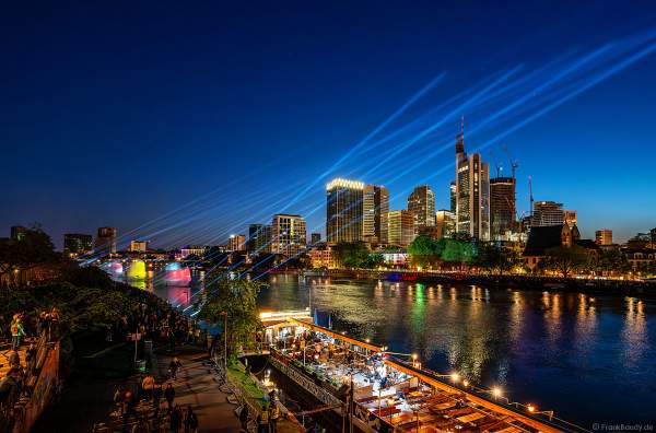 Lichtshow auf dem Main in Frankfurt gegenüber der Skyline beim Paulskirchenfest 2023