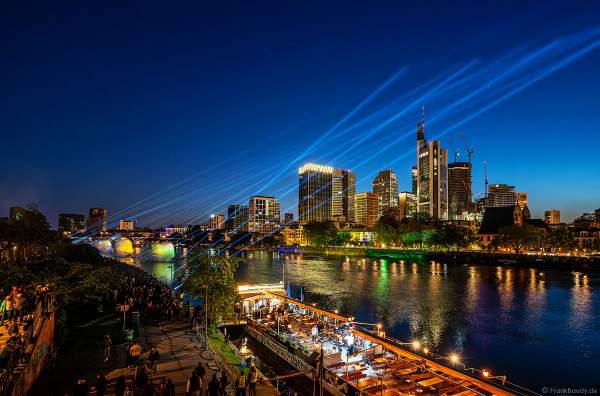 Lichtshow auf dem Main in Frankfurt gegenüber der Skyline beim Paulskirchenfest 2023