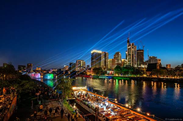 Lichtshow auf dem Main in Frankfurt gegenüber der Skyline beim Paulskirchenfest 2023