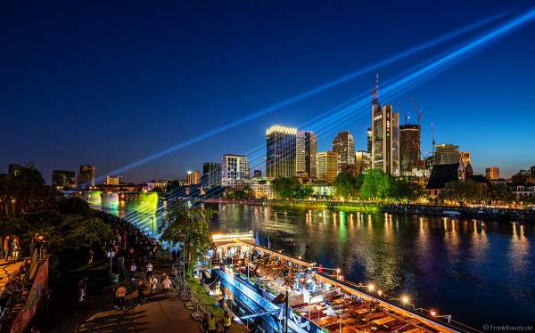 Lichtshow auf dem Main in Frankfurt gegenüber der Skyline beim Paulskirchenfest 2023