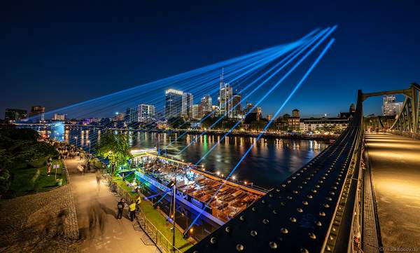 Lichtshow auf dem Main in Frankfurt gegenüber der Skyline beim Paulskirchenfest 2023