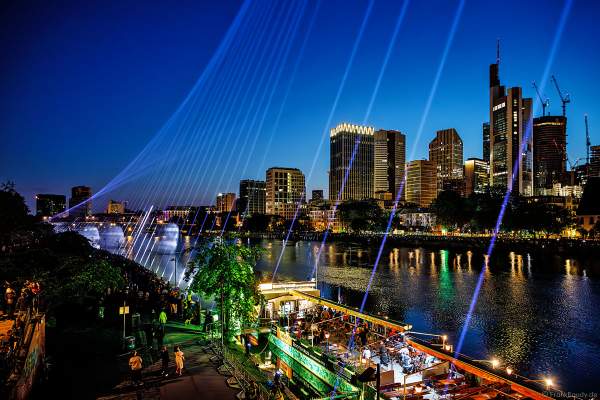 Lichtshow auf dem Main in Frankfurt gegenüber der Skyline beim Paulskirchenfest 2023