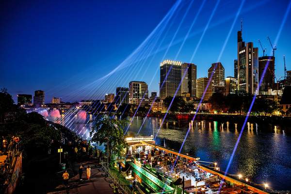 Lichtshow auf dem Main in Frankfurt gegenüber der Skyline beim Paulskirchenfest 2023
