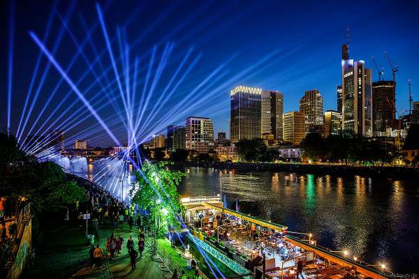 Lichtshow auf dem Main in Frankfurt gegenüber der Skyline beim Paulskirchenfest 2023