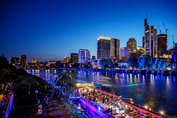 Lichtshow auf dem Main in Frankfurt gegenüber der Skyline beim Paulskirchenfest 2023