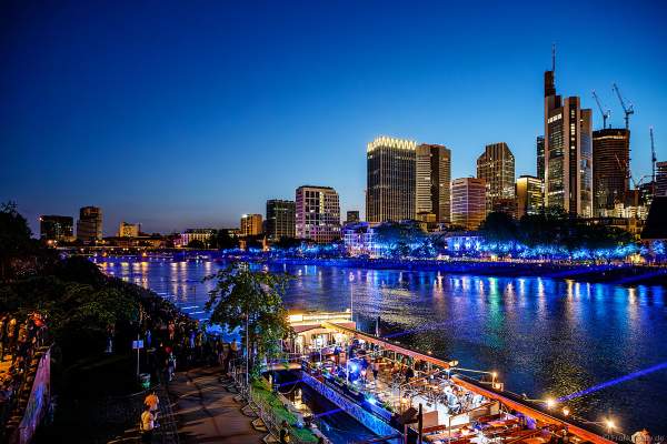 Lichtshow auf dem Main in Frankfurt gegenüber der Skyline beim Paulskirchenfest 2023