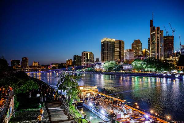 Lichtshow auf dem Main in Frankfurt gegenüber der Skyline beim Paulskirchenfest 2023