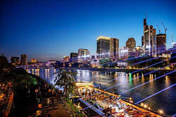 Lichtshow auf dem Main in Frankfurt gegenüber der Skyline beim Paulskirchenfest 2023