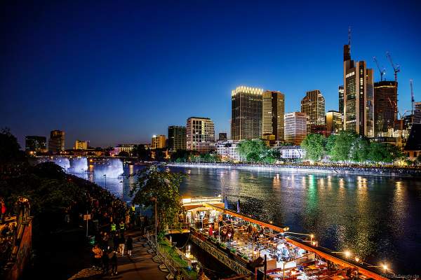 Lichtshow auf dem Main in Frankfurt gegenüber der Skyline beim Paulskirchenfest 2023