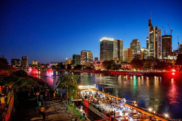 Lichtshow auf dem Main in Frankfurt gegenüber der Skyline beim Paulskirchenfest 2023