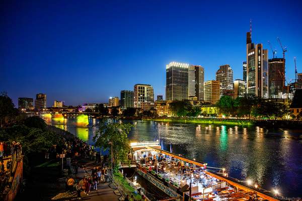 Lichtshow auf dem Main in Frankfurt gegenüber der Skyline beim Paulskirchenfest 2023