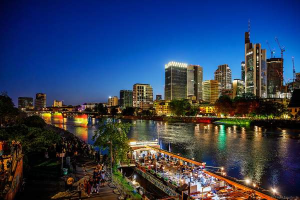 Lichtshow auf dem Main in Frankfurt gegenüber der Skyline beim Paulskirchenfest 2023