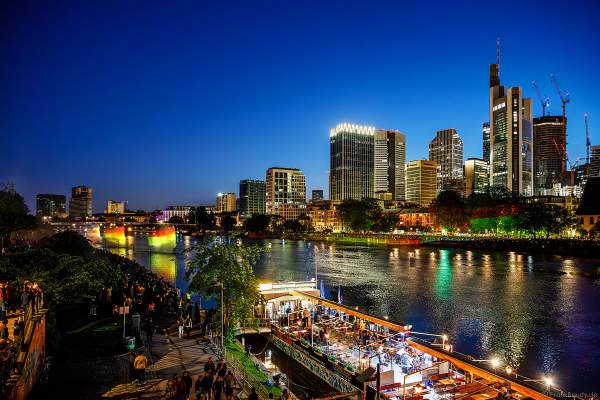 Lichtshow auf dem Main in Frankfurt gegenüber der Skyline beim Paulskirchenfest 2023