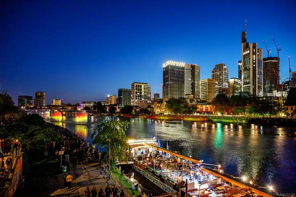 Lichtshow auf dem Main in Frankfurt gegenüber der Skyline beim Paulskirchenfest 2023