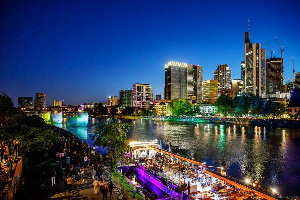 Lichtshow auf dem Main in Frankfurt gegenüber der Skyline beim Paulskirchenfest 2023