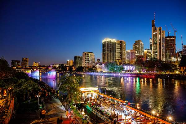 Lichtshow auf dem Main in Frankfurt gegenüber der Skyline beim Paulskirchenfest 2023