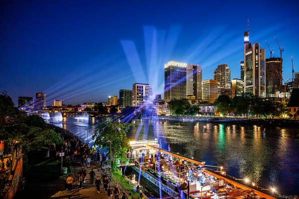 Lichtshow auf dem Main in Frankfurt gegenüber der Skyline beim Paulskirchenfest 2023
