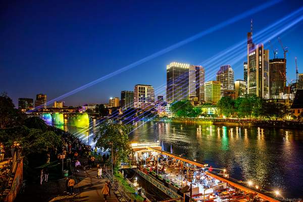 Lichtshow auf dem Main in Frankfurt gegenüber der Skyline beim Paulskirchenfest 2023