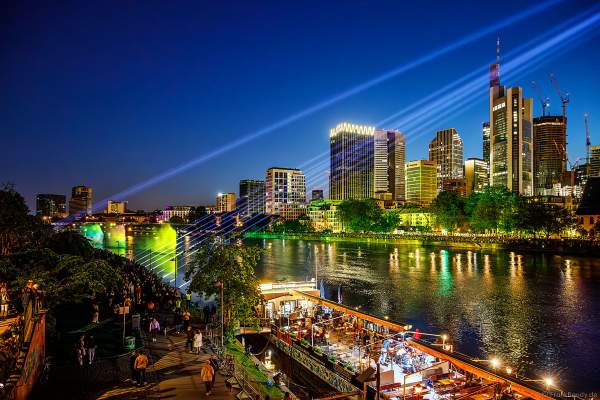 Lichtshow auf dem Main in Frankfurt gegenüber der Skyline beim Paulskirchenfest 2023