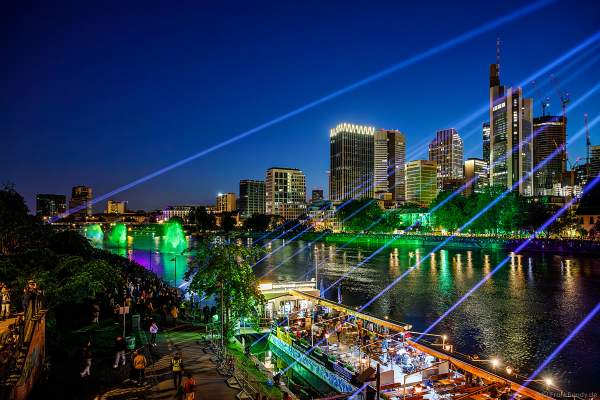 Lichtshow auf dem Main in Frankfurt gegenüber der Skyline beim Paulskirchenfest 2023