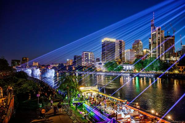 Lichtshow auf dem Main in Frankfurt gegenüber der Skyline beim Paulskirchenfest 2023