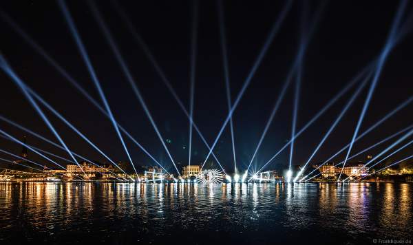 Lichtshow ODE-AN-DIE-DEMOKRATIE in Frankfurt beim Paulskirchenfest 2023