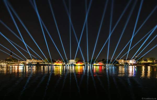 Lichtshow ODE-AN-DIE-DEMOKRATIE in Frankfurt beim Paulskirchenfest 2023