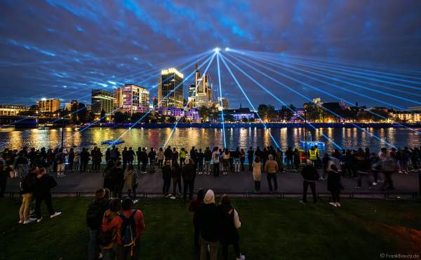 Lichtshow auf dem Main in Frankfurt gegenüber der Skyline beim Paulskirchenfest 2023