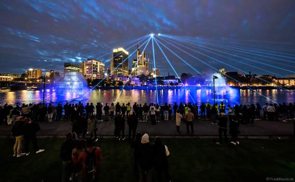 Lichtshow auf dem Main in Frankfurt gegenüber der Skyline beim Paulskirchenfest 2023