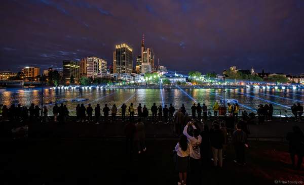Lichtshow auf dem Main in Frankfurt gegenüber der Skyline beim Paulskirchenfest 2023