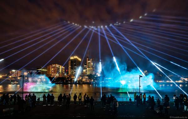 Lichtshow auf dem Main in Frankfurt gegenüber der Skyline beim Paulskirchenfest 2023