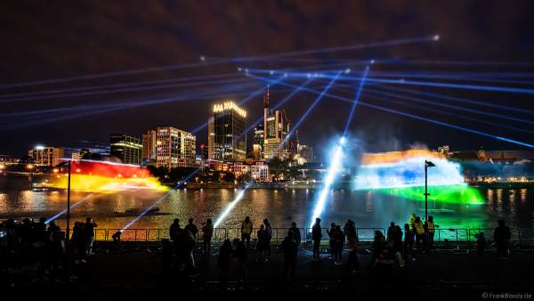 Lichtshow auf dem Main in Frankfurt gegenüber der Skyline beim Paulskirchenfest 2023